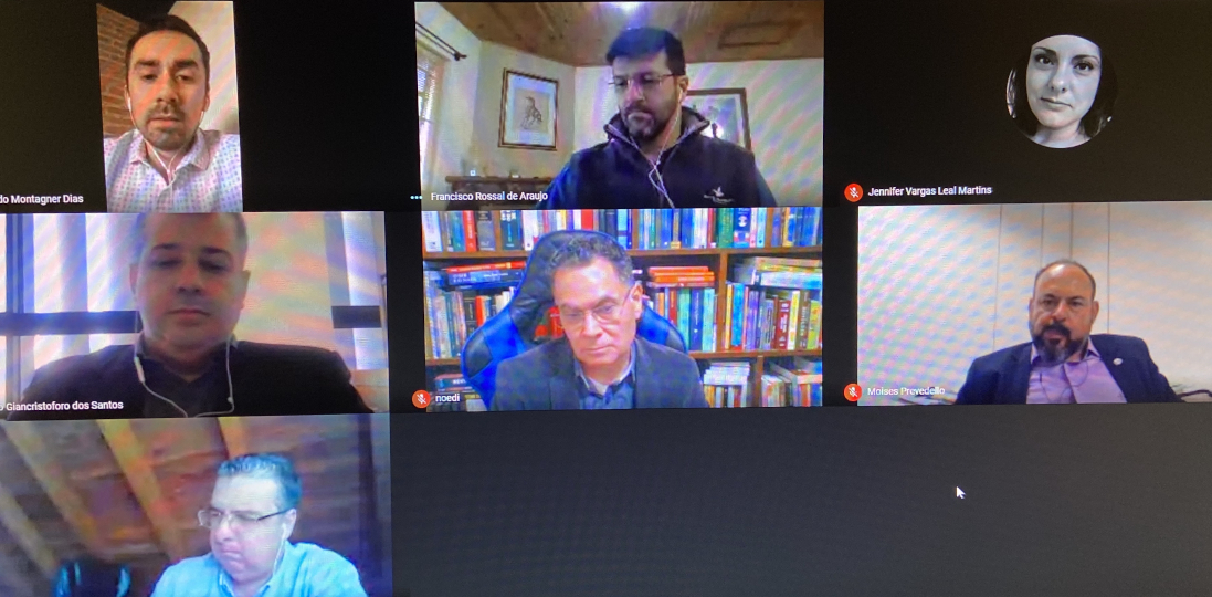 Printscreen de uma tela de computador mostrando os participantes durante  a videoconferência.