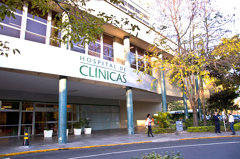 Foto de Clóvis S. Prates/ Banco de Imagens do Hospital de Clínicas de Porto Alegre mostra a fachada do Hospital.