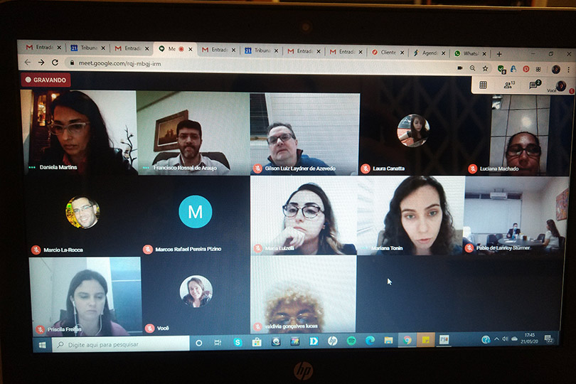 Pra Cego Ver: Imagem mostra a tela de computador com os participantes da videoconferência.