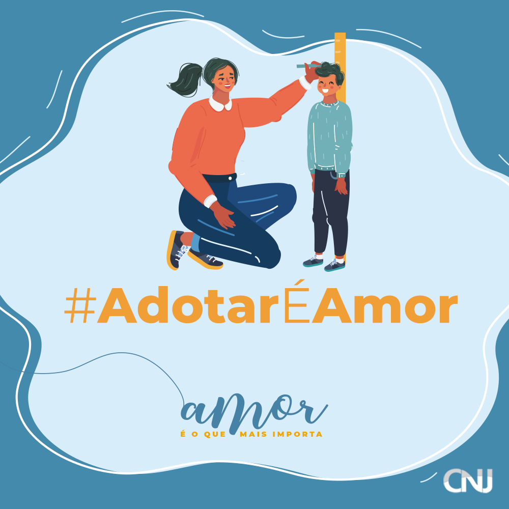 desenho de uma mãe medindo a altura do seu filho adotivo, em uma régua de parede. Na arte está escrito: #AdotaréAmor. Amor é o que mais importa.