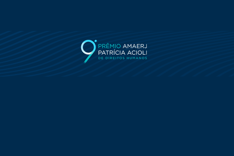 Pra Cego Ver: logomarca do 9º Prêmio AMAERJ Patrícia Acioli de Direitos Humanos sobre fundo azul escuro.