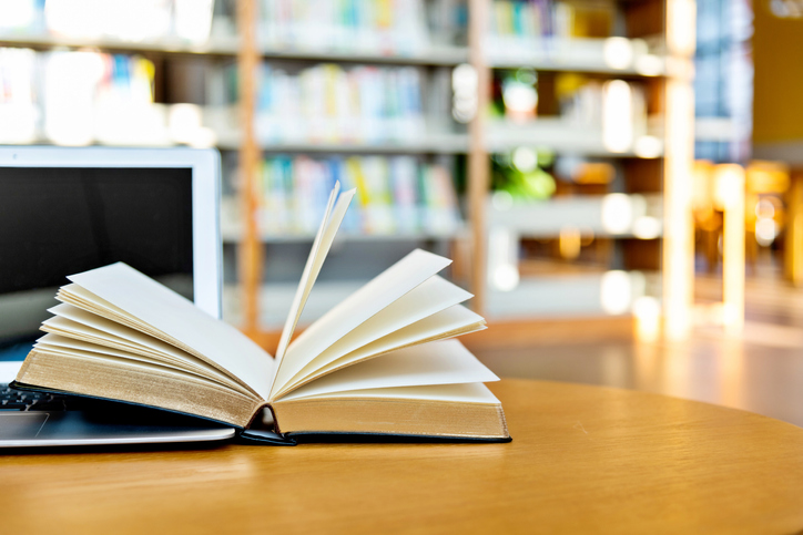 iStock- notebook e livro.jpg
