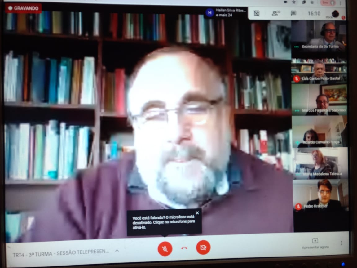 Foto de um monitor onde está sendo transmitida a sessão da 3ª Turma referida na notícia.