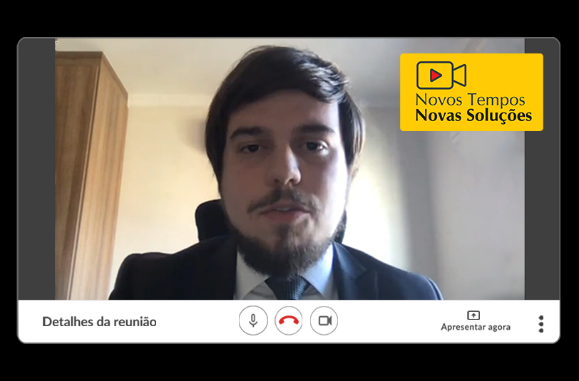 Quadro do vídeo mostra o advogado com layout do entorno simulando ferramenta de videconferência.