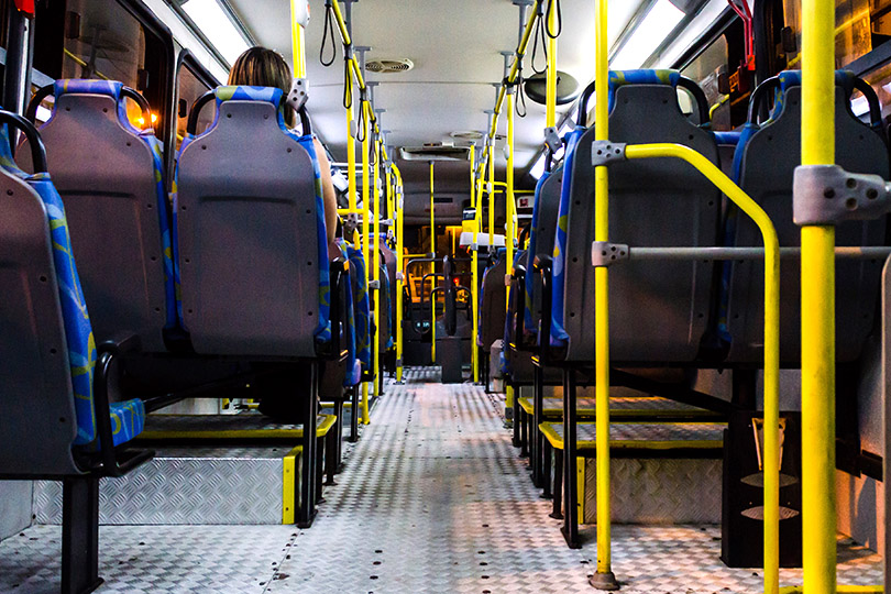 Pra Cego Ver: foto de Paulo José Lima Gomes/iStock Banco de Imagens mostram o interior de um ônibus de transporte coletivo urbano