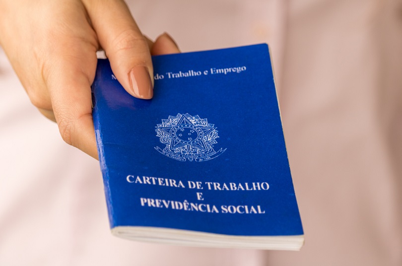 Imagem de mão segurando uma CTPS.