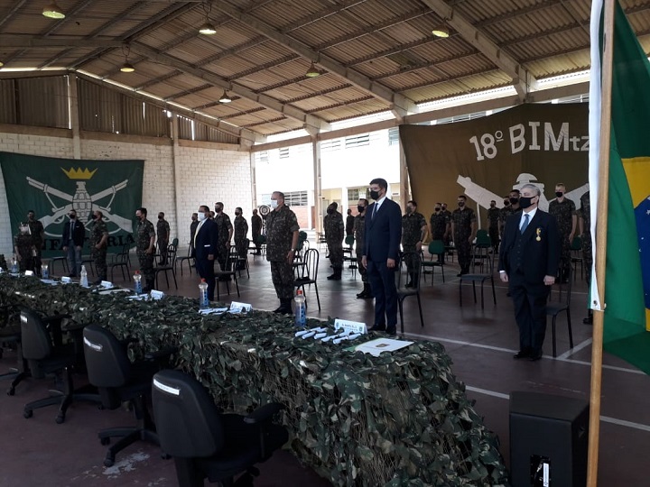 Imagem da cerimônia, em ângulo aberto, durante o hino nacional.