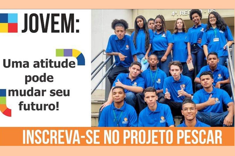 Pra Cego Ver: Fotos dos estudantes de uma das turmas do Projeto Pescar em frente ao prédio sede do TRT-RS, com as frases: "jovem, uma atitude pode mudar seu futuro!" e "inscreva-se!"