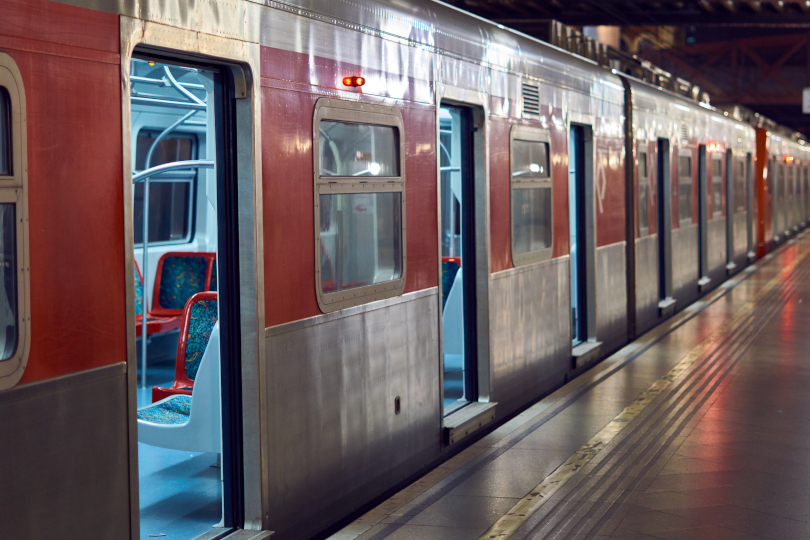 Fotografia ilustrativa, retratando um vagão de trem vazio, parado em uma estação