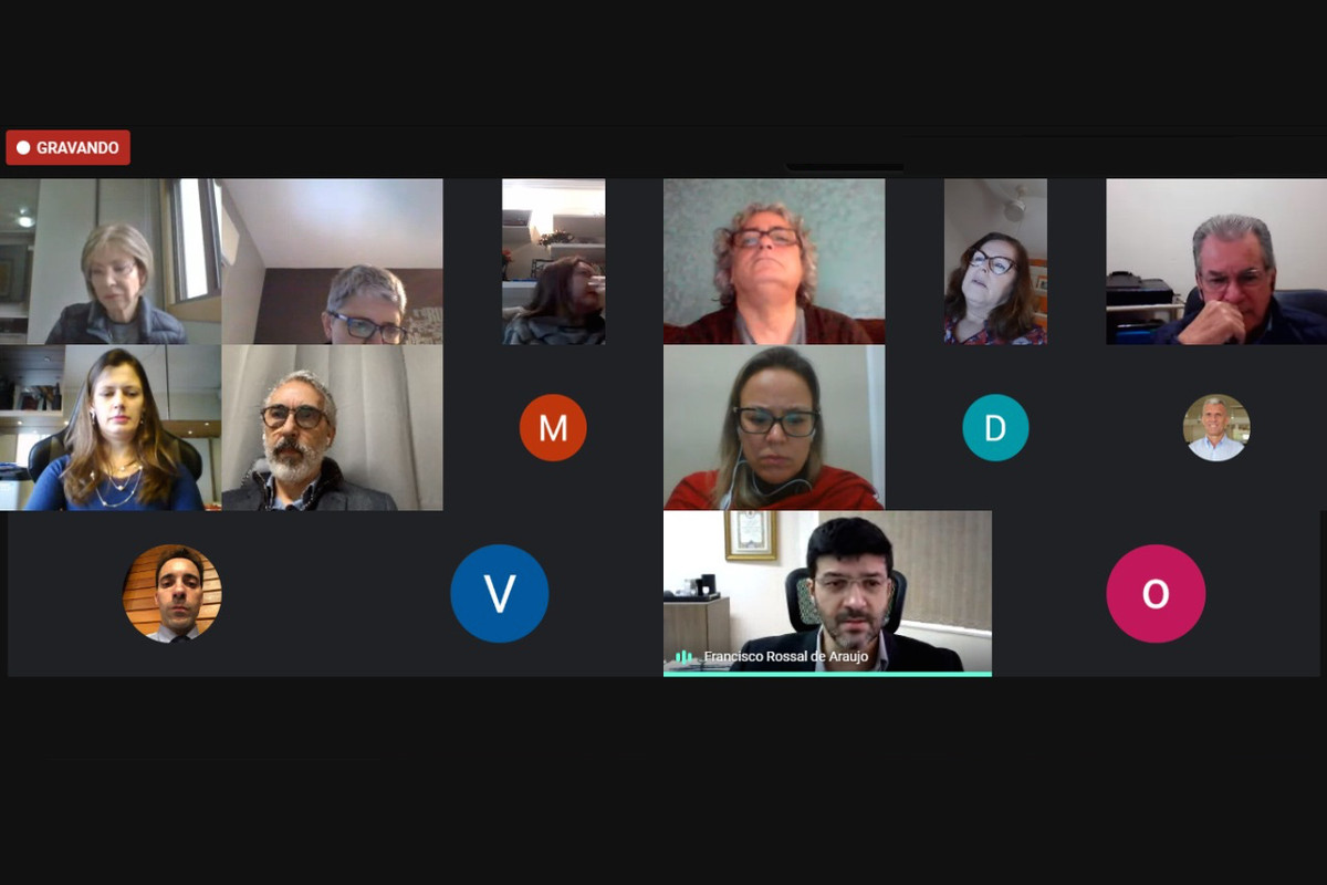 Foto de uma das videoconferências com imagem dos participantes
