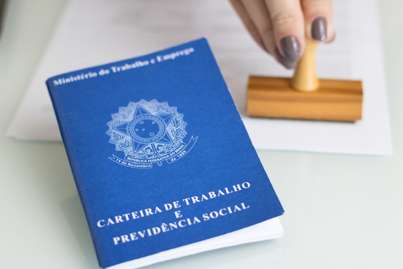 Imagem de uma Carteira de Trabalho sobre mesa.