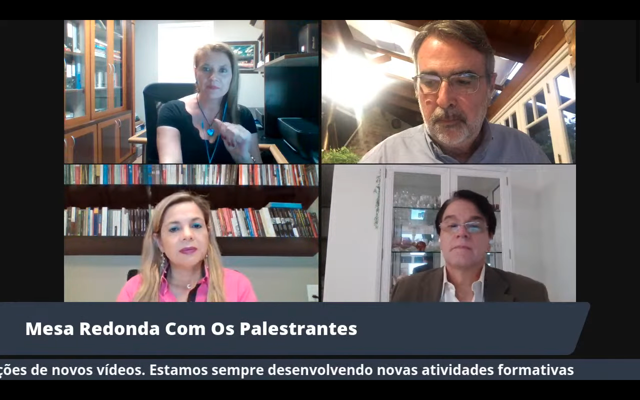 Mesa redonda com os palestrantes