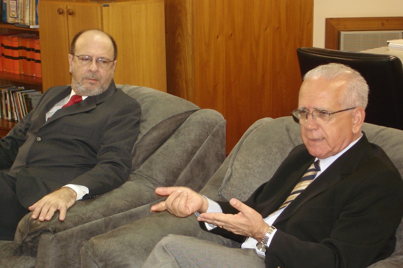 Ministro Luciano (à direita) e des. Denis Molarinho (presidente do TRT-RS na gestão 2006/2007)
