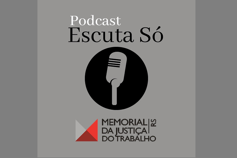 Logomarca do Podcast, com o desenho de um microfone de rádio e a logomarca do Memorial