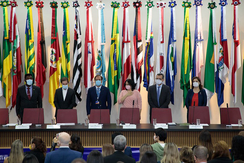 Pra Cego Ver: foto de Willian Meira/ Ministério da Mulher, Família e Direitos Humanos mostra autoridades presentes na solenidade de premiação.
