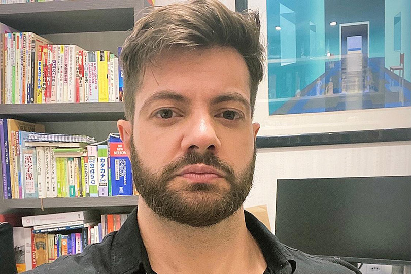 Pra Cego Ver: Mateus, analista administrativo do TRT-RS