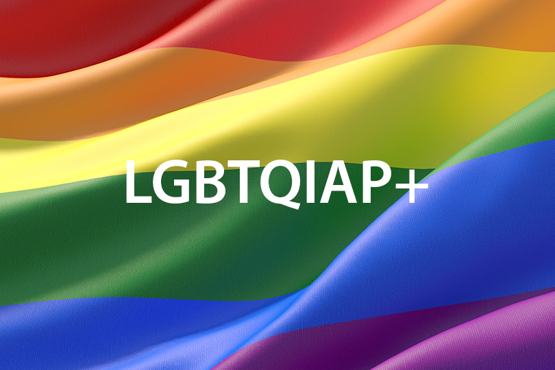 Pra cego ver: arte com a sigla LGBTQIA+ em branco sobre foto de shok-design/DepositPhotos