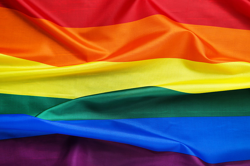 Pra Cego Ver: foro de 5seconds/Deposit Photos mostra a bandeira do movimento LGBTQIAP+, com as cores do arco-íris