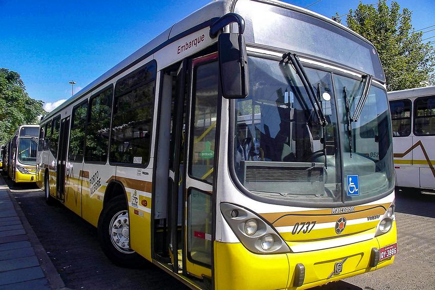 Foto de ônibus da Carris.