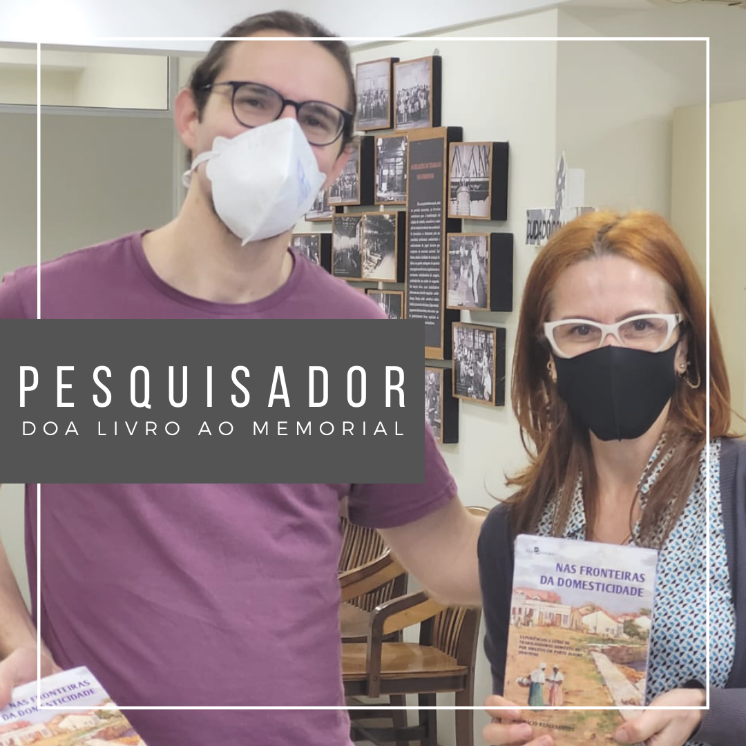 Pesquisador e professor Maurício Reali Santos entrega livro doado ao Memorial à servidora Kátia Kneipp.