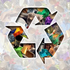 Card com símbolo da reciclagem (três setas num processo circular), preenchidas por fotos de resíduos recicláveis.