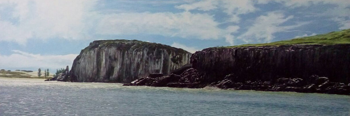 Pintura na horizontal, mostra o mar, a praia e uma paisagem com elevações rochosas: o morro das furnas e a torre sul.