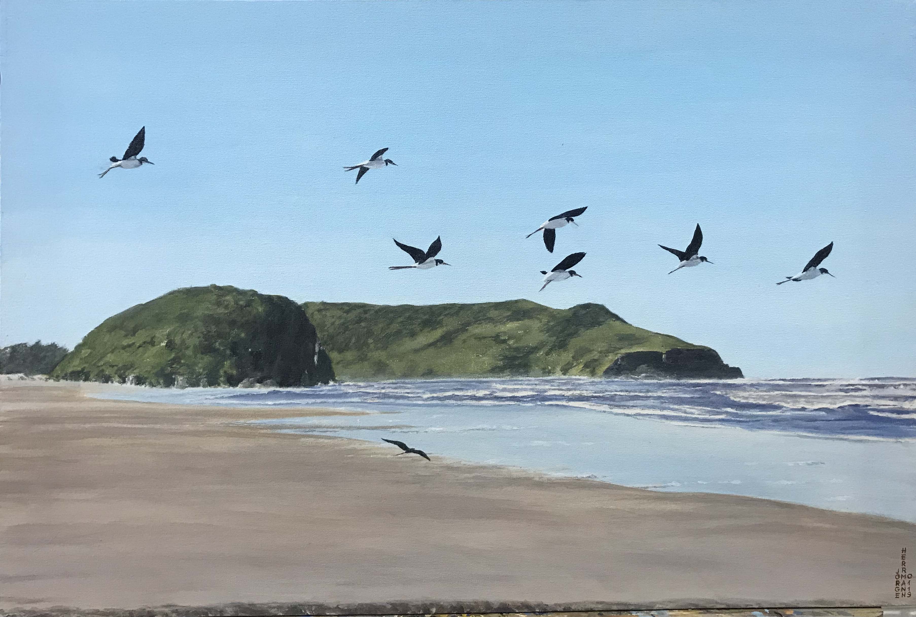 Pintura mostra a faixa de areia da praia, o mar, diversas gaivotas revoando e morros com vegetação ao fundo.