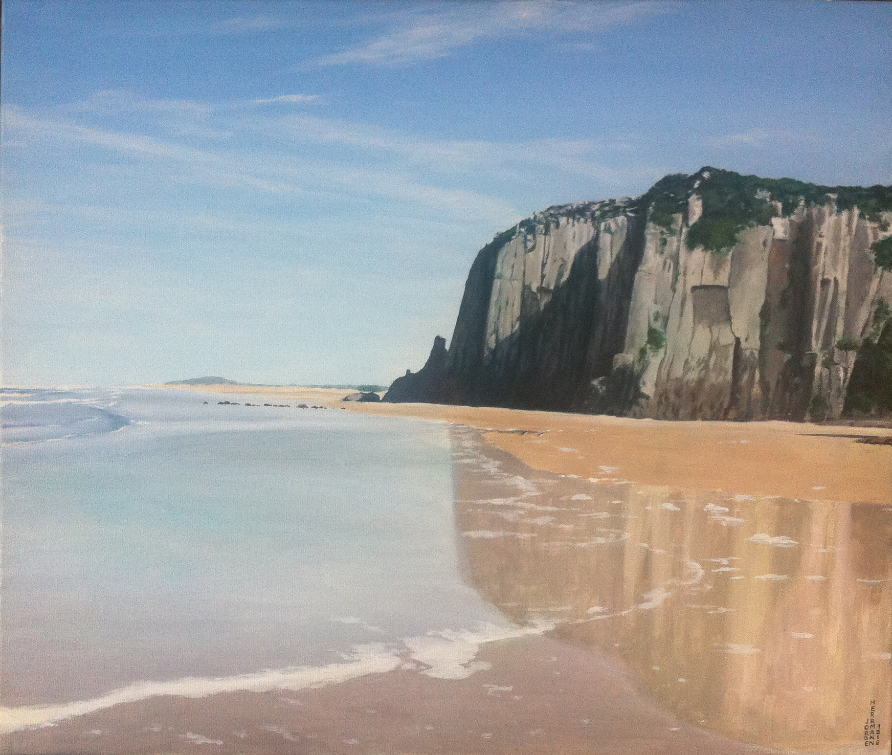 Pintura mostra em primeiro plano uma onda sobre a areia da praia, refletindo o céu e a elevação rochosa da Torre Sul que aparece ao fundo. A Torre Sul se eleva em preto e cinza, com vegetação verde no topo.