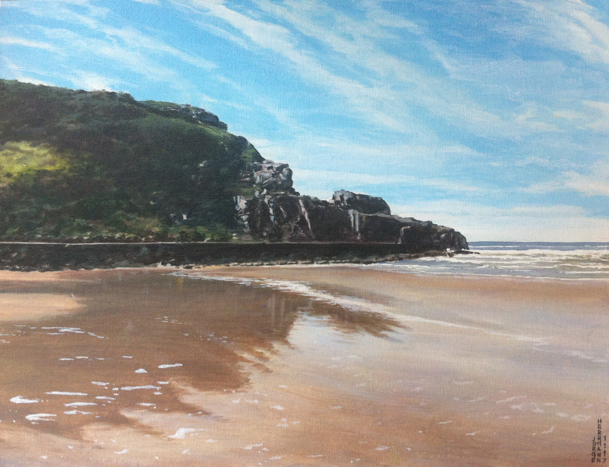 Pintura da Praia da Guarita. Em primeiro plano uma onda rasa sobre a areia. A fundo o mar, elevações rochosas com vegetações  e o céu azul com nuvens brancas.