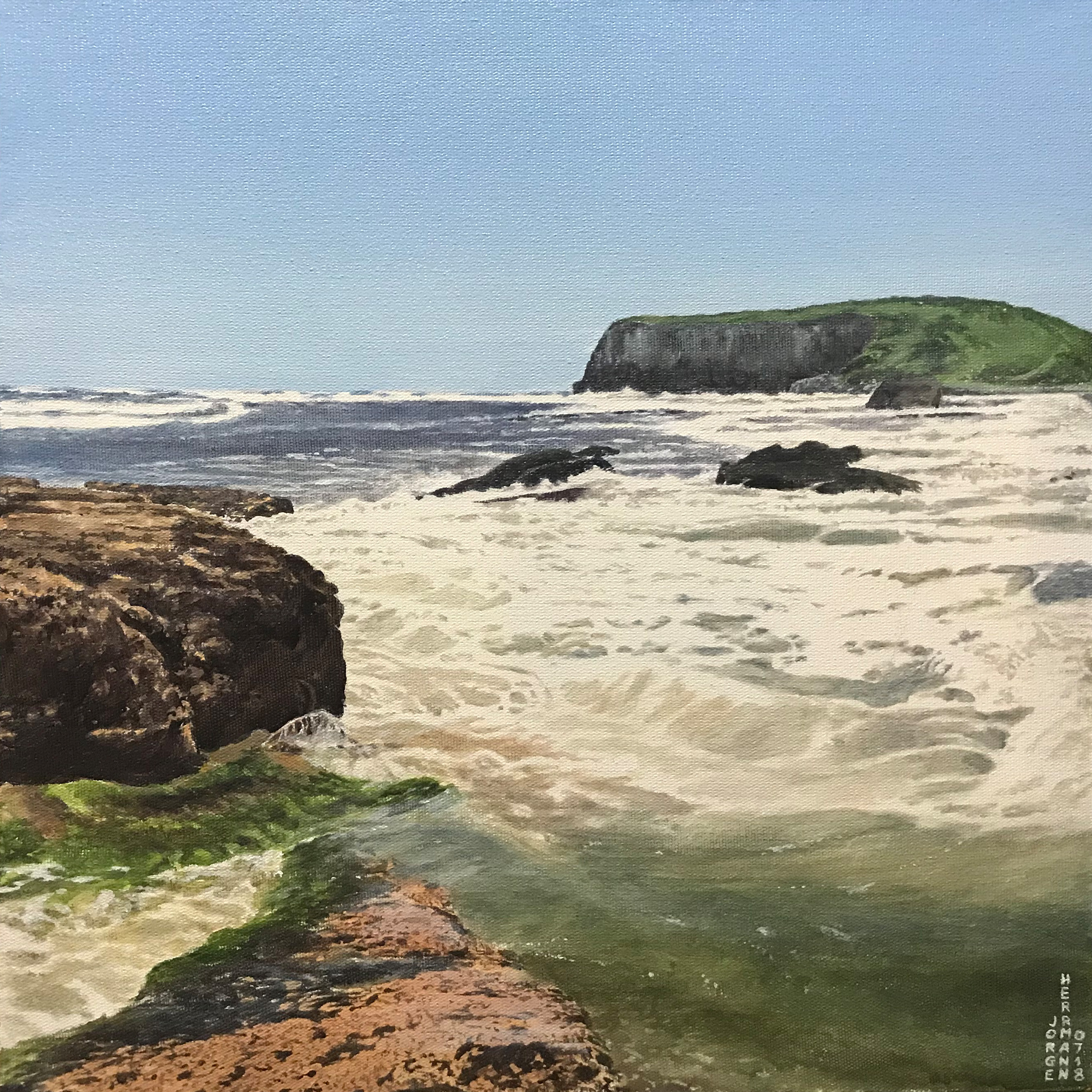Pintura da Praia do Cal. Aparece a água do mar agitada, com a espuma branca de ondas batendo contra rochas em primeiro plano. Ao fundo aparece uma formação rochosa com vegetação verde em tons de azul sem nuvens.