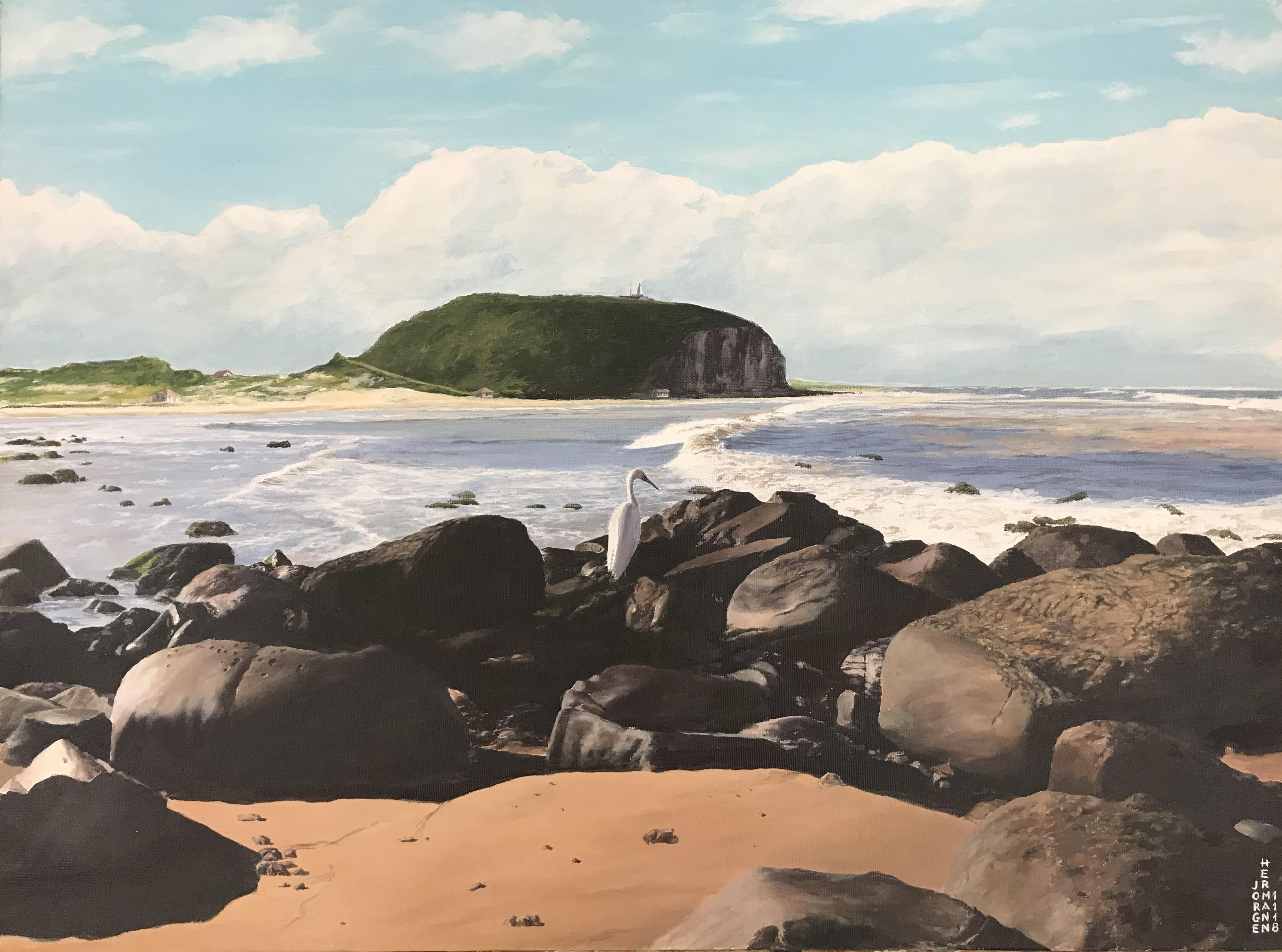 Pintura da praia do cal e morro do farol. Primeiro plano mostra uma areia alaranjada e uma gaivota branca pousada sobre pedras. Ao fundo, as ondas da praia, a faixa de areia, e uma grande elevação rochosa com vegetação verde e um farol no topo.