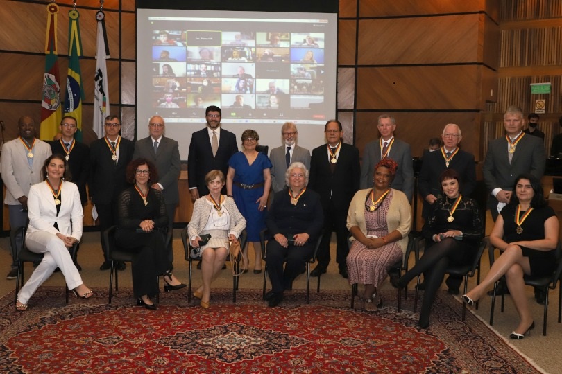 Foto dos homenageados com a Comenda do TRT-RS, acompanhados da presidente, desembargadora Carmen Gonzalez, do vice-presidente, desembargador Francisco Rossal, e do Diretor da Escola Judicial, desembargador Ricardo Martins Costa.