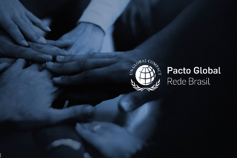 Foto ilustrativa em azul e preto das mãos de várias pessoas, umas sobre as outras, como se estivessem se unindo em um pacto, com o logo do Pacto Global da Onu.