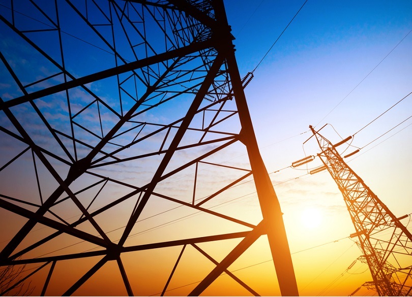 Foto ilustrativa mostra torres de linha de transmissão de energia elétrica.