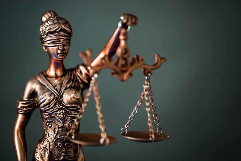 Imagem de uma estatueta da deusa Themis.