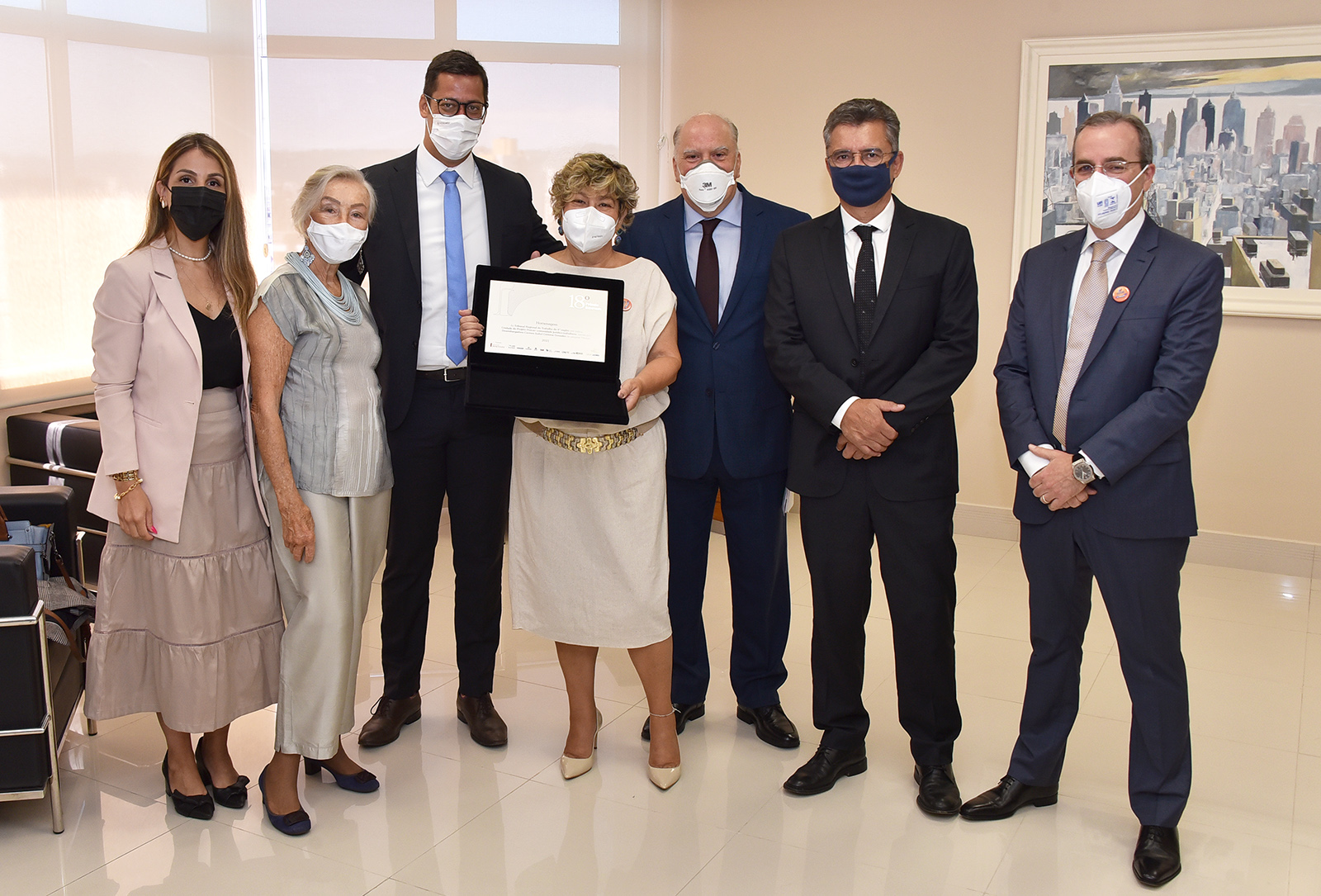 fotografia posada de algumas das autoridades presentes, ao centro a desembargadora Carmen Gonzalez, com a placa nas mãos, e o desembargador Ricardo Martins Costa