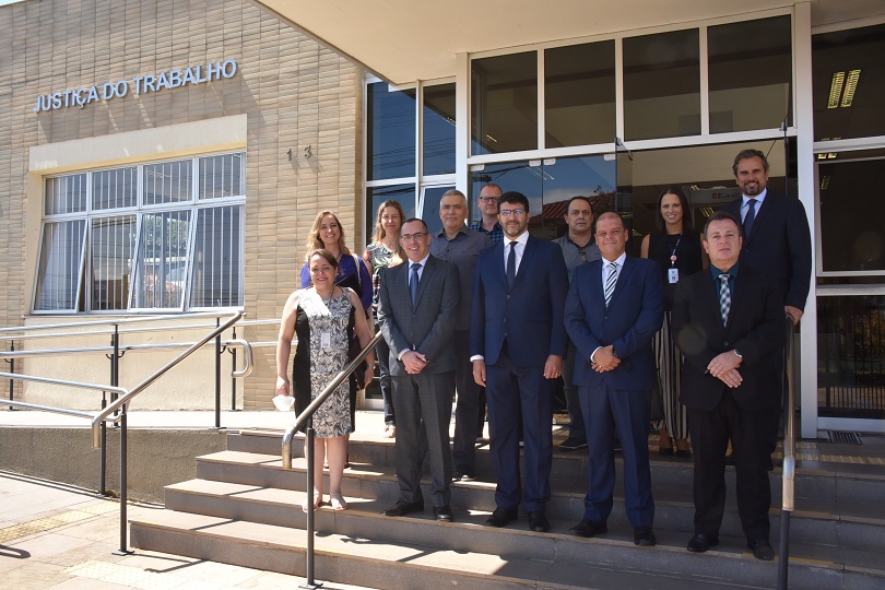 Foto da comitiva do TRT4, com juiz e servidores de São Gabriel, em frente ao prédio da VT