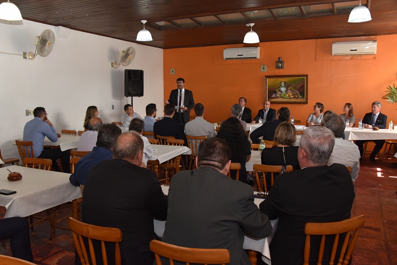 foto do evento em ângulo aberto, durante fala do presidente do TRT4