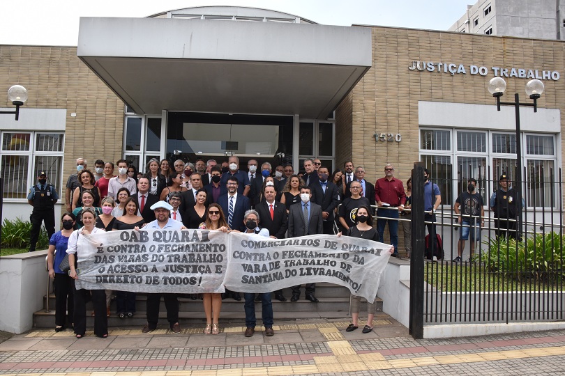 Foto da visita à Vara do Trabalho, com as pessoas em frente ao prédio