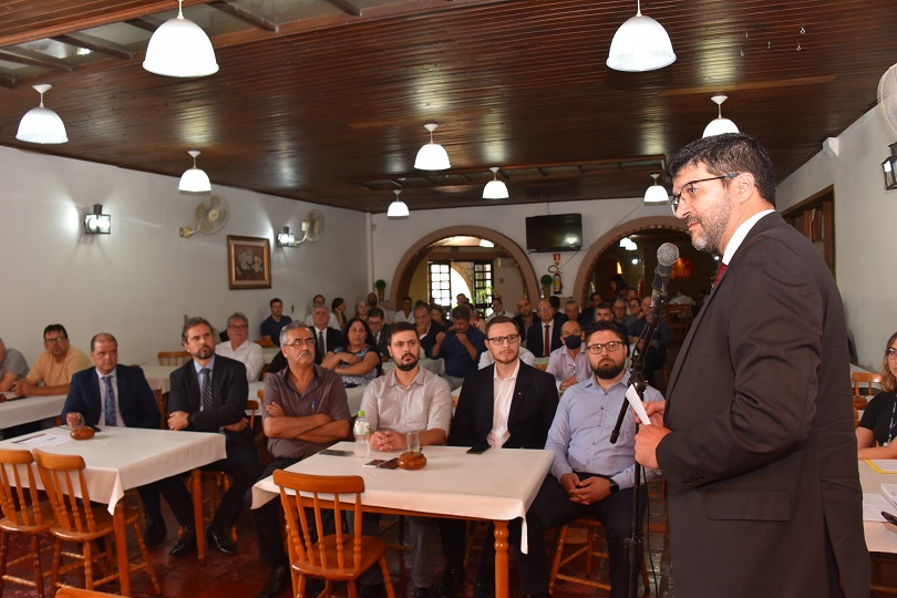 foto do evento em ângulo aberto, durante fala do presidente do TRT4