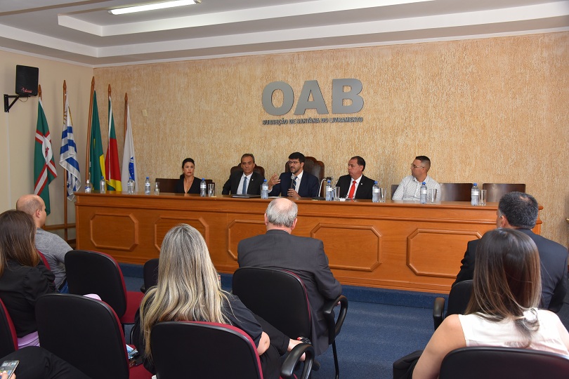 Foto da mesa oficial da reunião na OAB, durante fala do des. Rossal