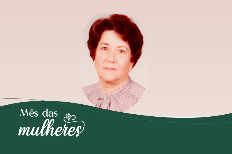 foto da desembargadora Daisy Ramos Pinto. Ela tinha a pele clara, olhos e cabelos castanhos, sendo os cabelos curtos. Vestia uma blusa na cor rosa claro. Texto: Conheça a história da primeira juíza do TRT da 4ª Região: Daisy Ramos Pinto