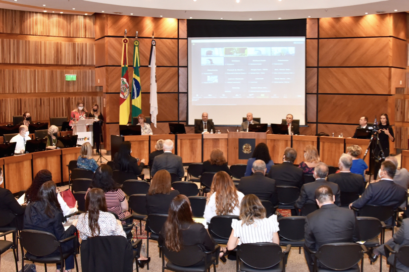 Foto da reunião do Coleouv Plenário Milton Varella Dutra