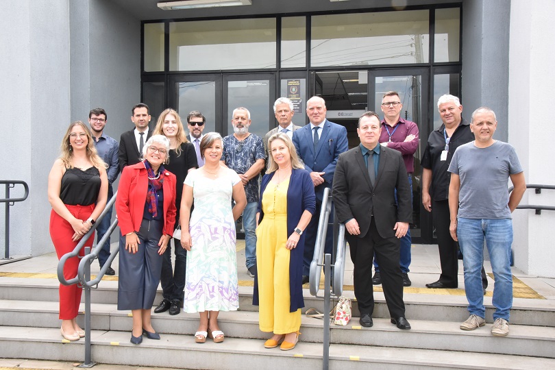 Foto de magistrados e servidores em frente à VT de Arroio Grande