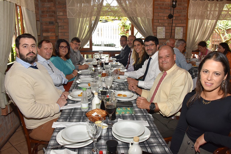 reunião-almoço.jpg