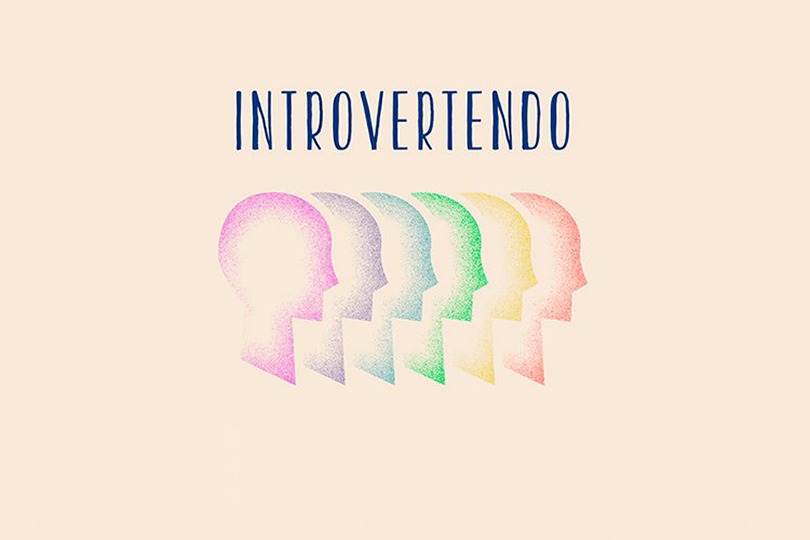 Logo do programa, com o nome "Introvertendo" e o arte de seis cabeças em perfil em diferentes cores.