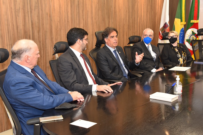 Ministro Luiz Philippe e integrantes da Administração