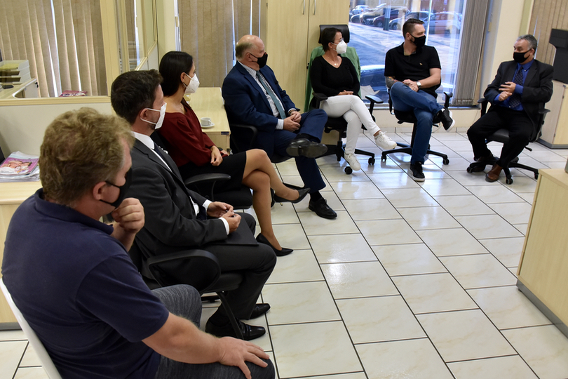 Equipe da VT de Encantado reunida em um semi-círculo de cadeiras