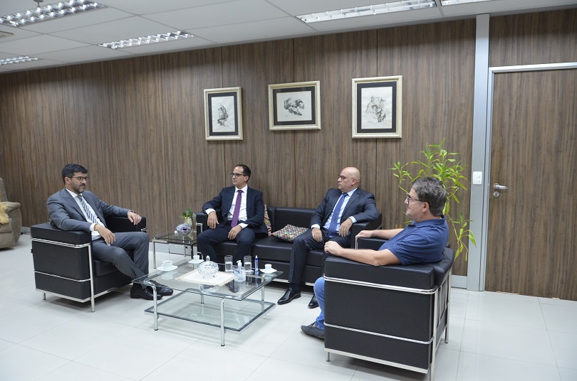 Foto da reunião na sala da Presidência.