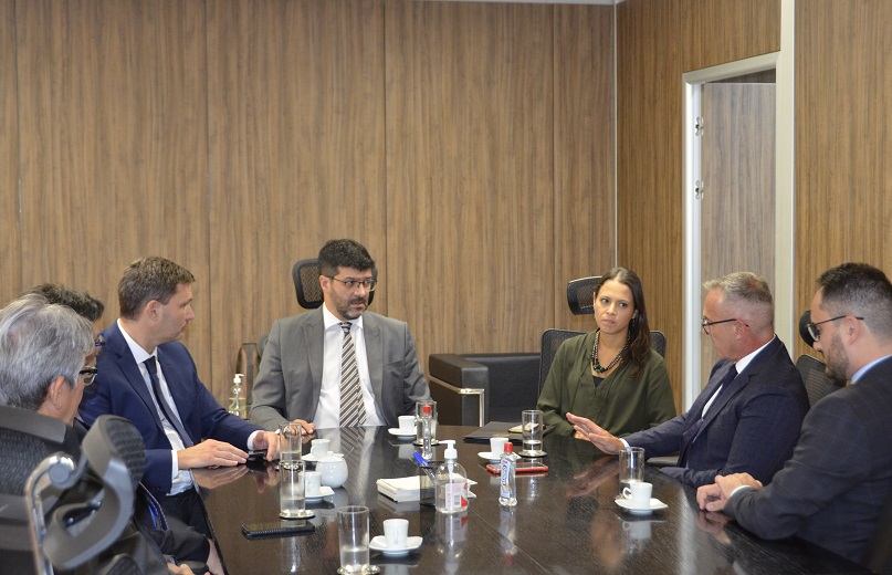 A foto retrata a reunião realizada na sala da Presidência.